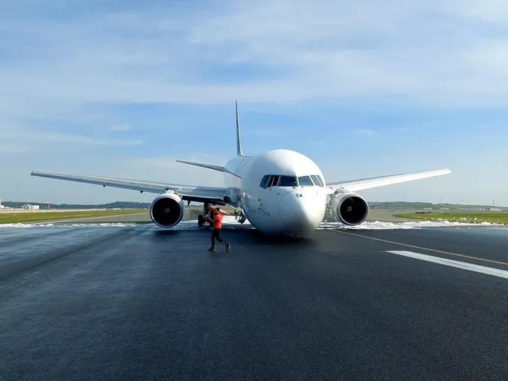 Un Boeing 767 s'écrase sur la piste, le train d'atterrissage avant ne se déploie pas