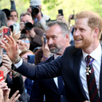 Le prince Harry couvert d'amour par le public lors d'un duel avec Charles