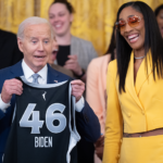 Joe Biden gâche son discours sur le championnat des As, en qualifiant Candace Parker d'"entraîneur".