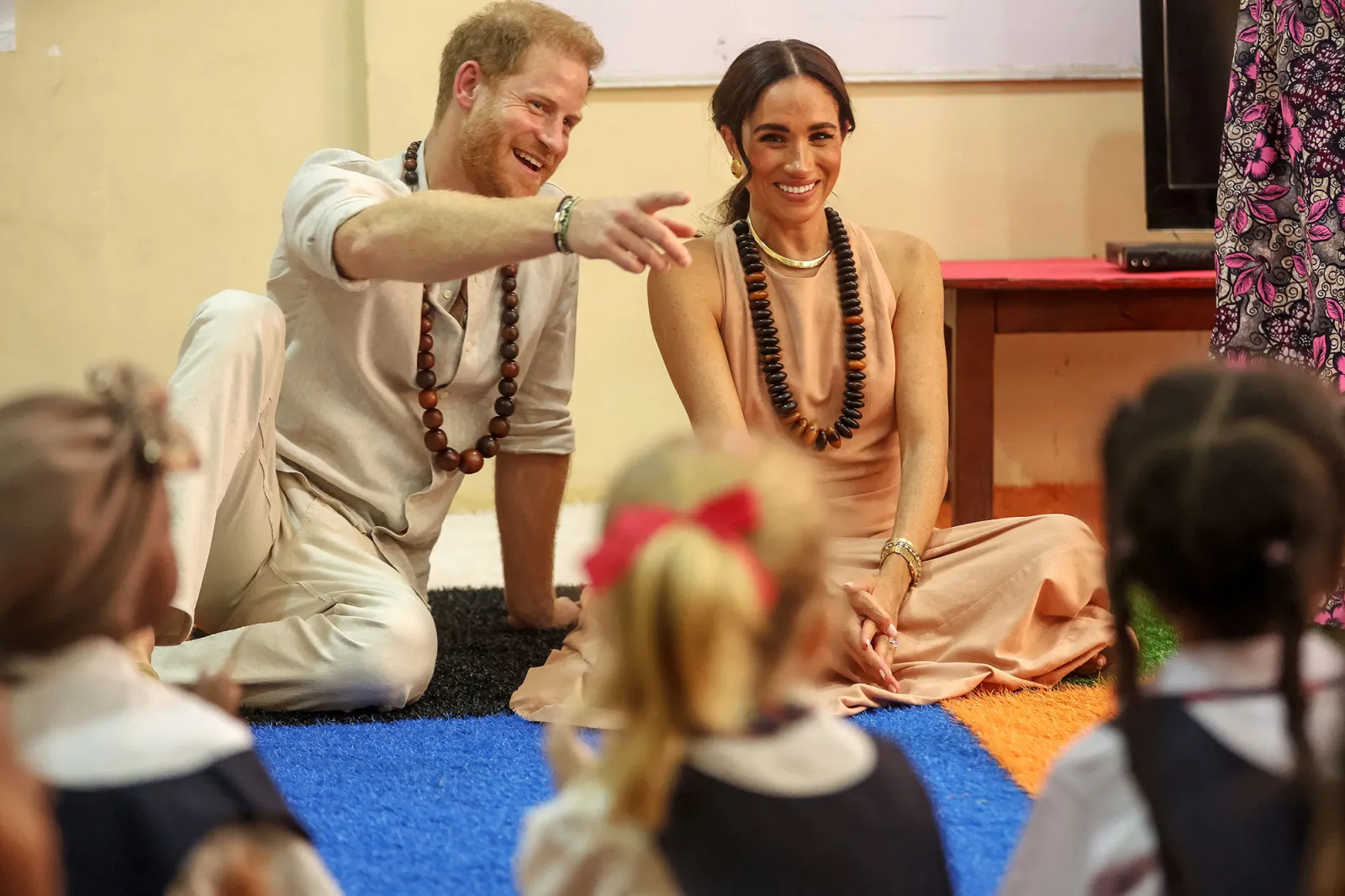 Le prince Harry et Meghan Markle entament leur première tournée au Nigeria par une visite d'école