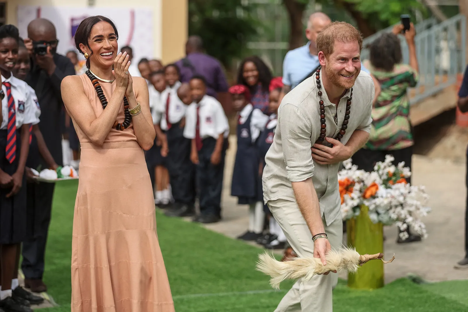 Le prince Harry et Meghan Markle entament leur première tournée au Nigeria par une visite d'école