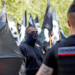 Chaos à Paris : près de 1 000 néo-nazis masqués terrifient les habitants lors d'une grande marche