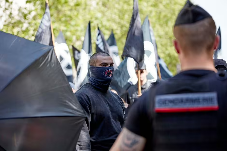 Chaos à Paris : près de 1 000 néo-nazis masqués terrifient les habitants lors d'une grande marche