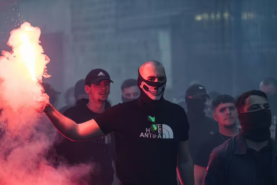 Chaos à Paris : près de 1 000 néo-nazis masqués terrifient les habitants lors d'une grande marche