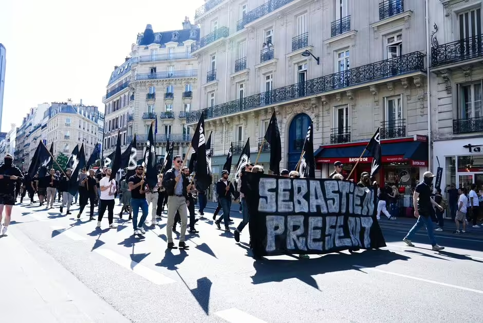 Chaos à Paris : près de 1 000 néo-nazis masqués terrifient les habitants lors d'une grande marche