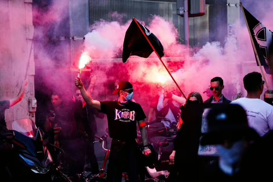 Chaos à Paris : près de 1 000 néo-nazis masqués terrifient les habitants lors d'une grande marche