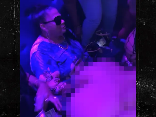 Un rappeur emmène sa mère et sa grand-mère dans un club de strip-tease pour la fête des mères