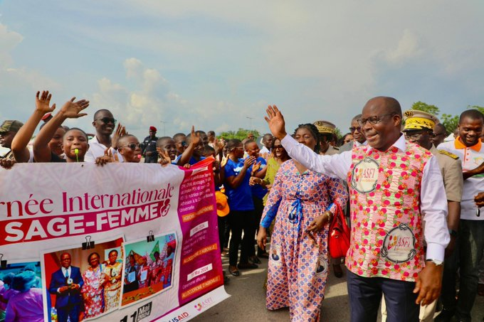 Le ministre Pierre Dimba salue la contribution des sage-femmes à l'amélioration de la santé du couple mère-enfant