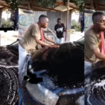 Insolite : Un homme étonne en lavant une voiture avec de l’eau provenant de sa bouche (vidéo)