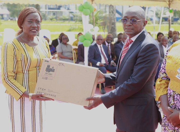 Education nationale : la ministre Mariatou Koné dote les structures sous-tutelle de matériels didactiques et d’équipements de bureau