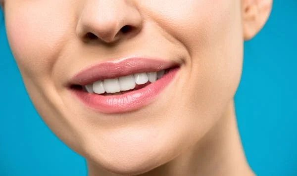 Comment se blanchir les dents ? Lumière sur les techniques et les risques