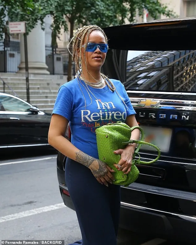 Rihanna se moque de ses fans avec un T-shirt « Je suis à la retraite ».