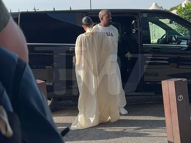 Kanye West et Bianca Censori entièrement vêtus arrivent à l'aéroport italien