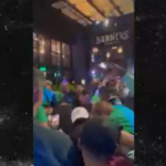 Les fans des Celtics apportent une poupée gonflable à l'effigie de Kyrie Irving au premier match et la malmènent après la victoire