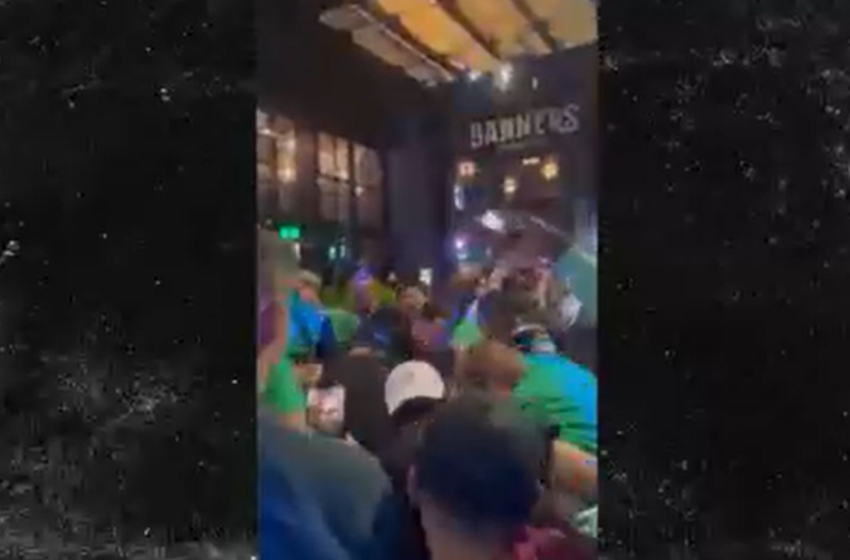  Les fans des Celtics apportent une poupée gonflable à l’effigie de Kyrie Irving au premier match et la malmènent après la victoire