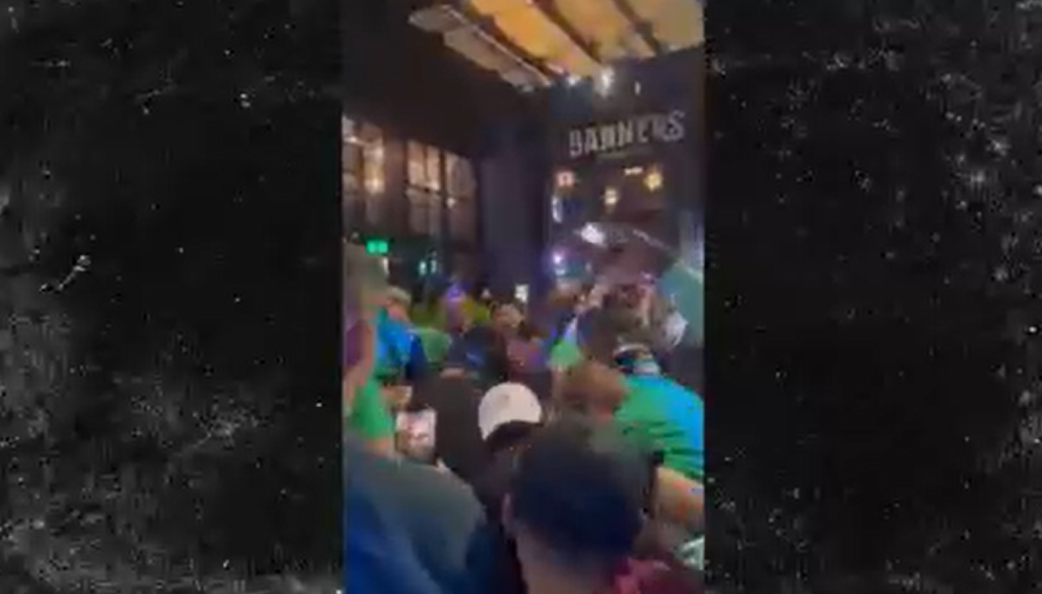 Les fans des Celtics apportent une poupée gonflable à l'effigie de Kyrie Irving au premier match et la malmènent après la victoire