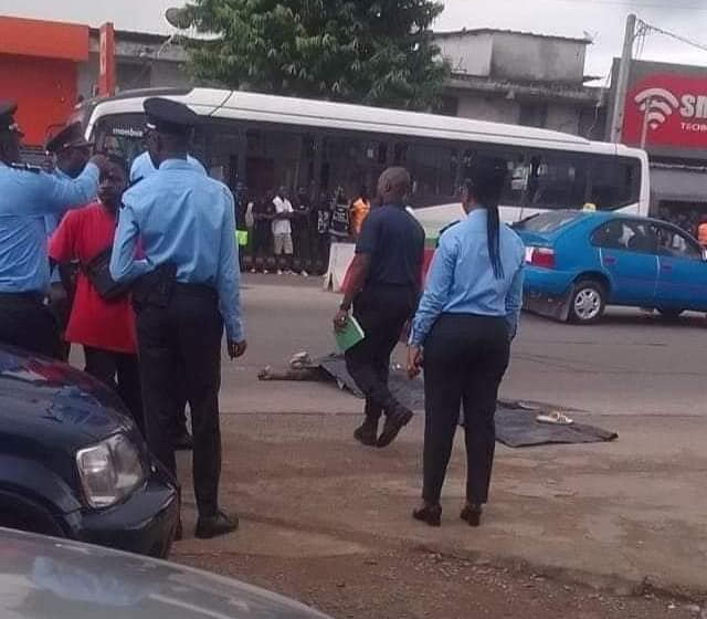  Côte d’Ivoire : Un apprenti gbaka est mort ce matin près de l’église Saint André de Yopougon.