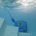 Comment les robots nettoyeurs de piscine peuvent vous faire gagner du temps et de l'argent dans l'entretien de votre piscine