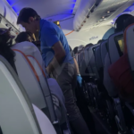 Dr. Oz Aide un Passager en Plein Vol lors d'une Urgence Médicale