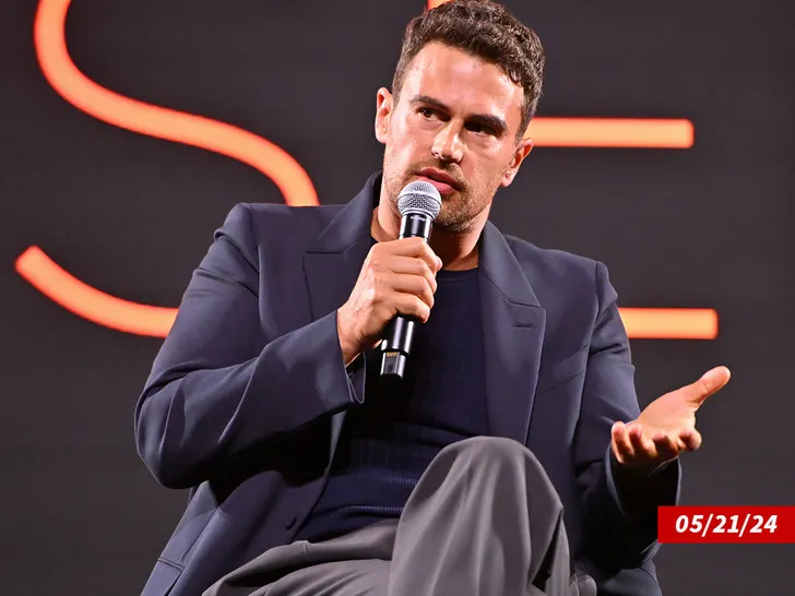 Theo James Raconte une Anecdote Inattendue sur un Premier Rendez-vous