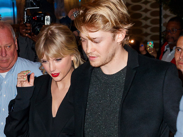 Joe Alwyn Rompt le Silence sur sa Relation avec Taylor Swift