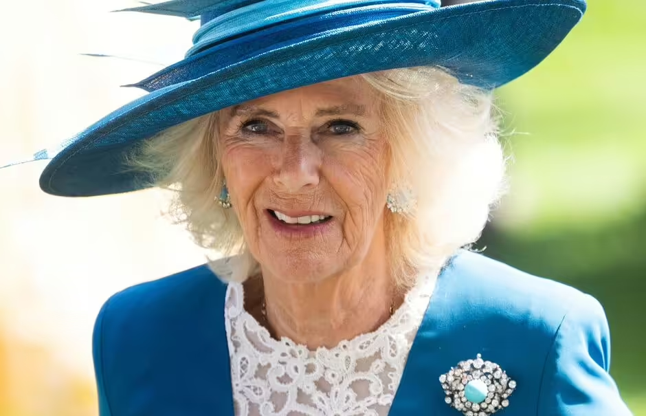 La Reine Camilla porte une magnifique broche de 40 000 £ qui cache un message 'plus profond'