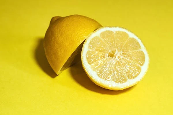 Le Citron: Un Fruit aux Propriétés Polyvalentes et Étonnantes