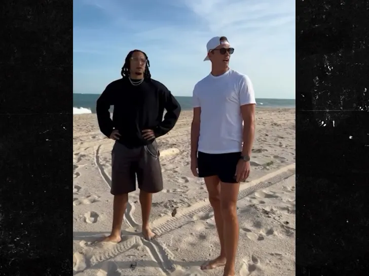  TOM BRADY, TRAVIS SCOTT & AUTRES LANCENT LE 4 JUILLET AVEC DU FOOTBALL SUR LA PLAGE …