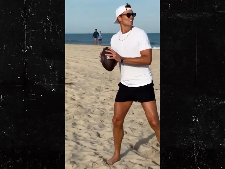 TOM BRADY, TRAVIS SCOTT & AUTRES LANCENT LE 4 JUILLET AVEC DU FOOTBALL SUR LA PLAGE ...