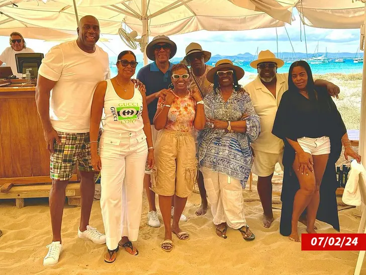 Magic Johnson commence ses vacances sur un yacht avec Cedric The Entertainer et Samuel L. Jackson