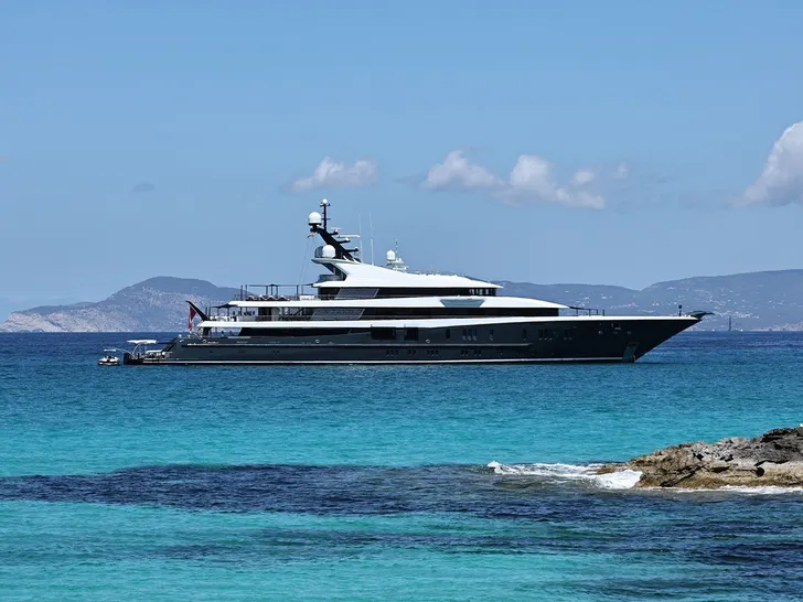 Magic Johnson commence ses vacances sur un yacht avec Cedric The Entertainer et Samuel L. Jackson