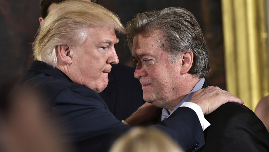 Steve Bannon entame sa peine de prison en défiant Biden