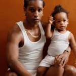 Rihanna Met en Scène son Mari et son Fils dans la Campagne de sa Marque de Lingerie Masculine