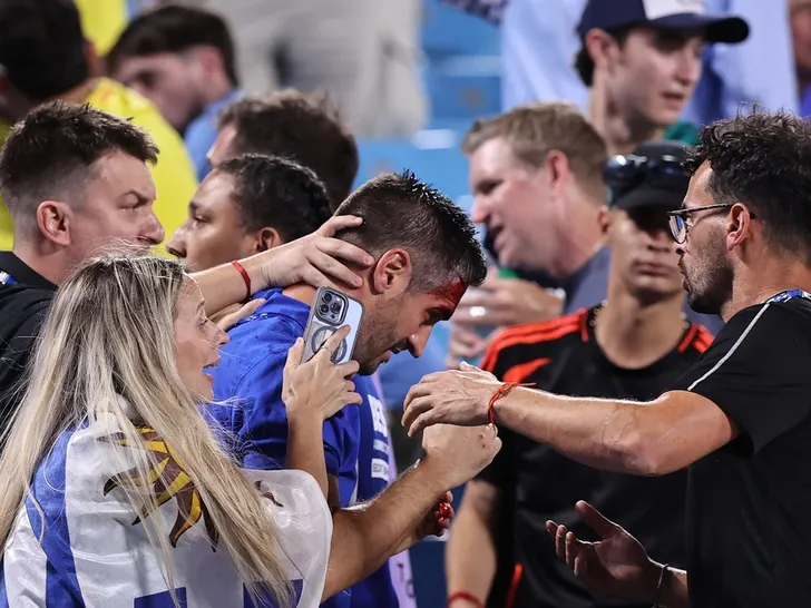  Darwin Núñez de l’Uruguay se Bat avec des Fans dans les Gradins après le Match de Copa América