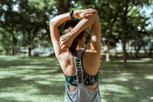 Adieu "bras chauve-souris" ! Tonifiez vos bras avec ces 3 exercices de musculation efficaces !