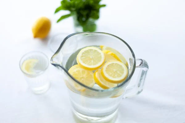 Pourquoi intégrer l'eau citronnée dans votre routine quotidienne ? Voici 5 raisons convaincantes !