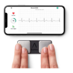 Technologie/AliveCor KardiaMobile 1L : Réalisez un nombre illimité d’ECG (EKG), à tout moment et n'importe où, sans devoir utiliser de fils, de câbles ou de gels.