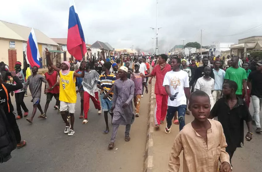  Nigeria : Arrestation de 7 Polonais pour avoir exhibé des drapeaux russes