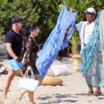 Jeff Bezos et Lauren Sanchez abordés par un vendeur de robes d'été en Sardaigne