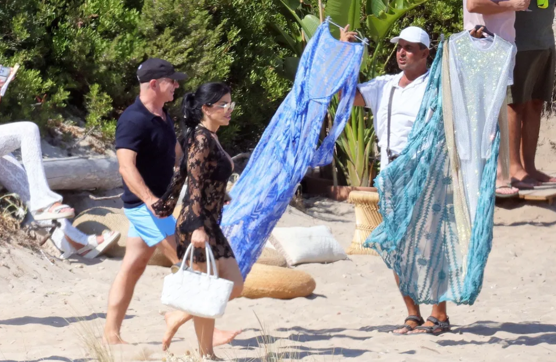 Jeff Bezos et Lauren Sanchez abordés par un vendeur de robes d'été en Sardaigne