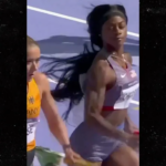 Sha'Carri Richardson lance un regard de côté à son adversaire avant de la dépasser en course