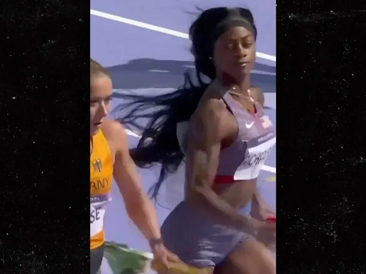  Sha’Carri Richardson lance un regard de côté à son adversaire avant de la dépasser en course