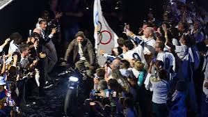 Tom Cruise réalise une cascade spectaculaire pour clôturer les JO de Paris 2024