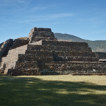 "Effondrement d'une Pyramide Millénaire au Mexique : Un Signe Annonciateur pour les Purépechas"