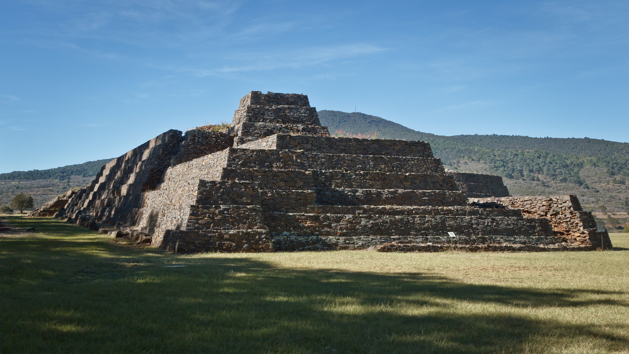 "Effondrement d'une Pyramide Millénaire au Mexique : Un Signe Annonciateur pour les Purépechas"