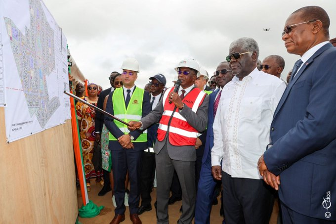 Logements sociaux : Robert Beugré Mambé pose la première pierre de 1160 logements à Akoupé-Zeudji