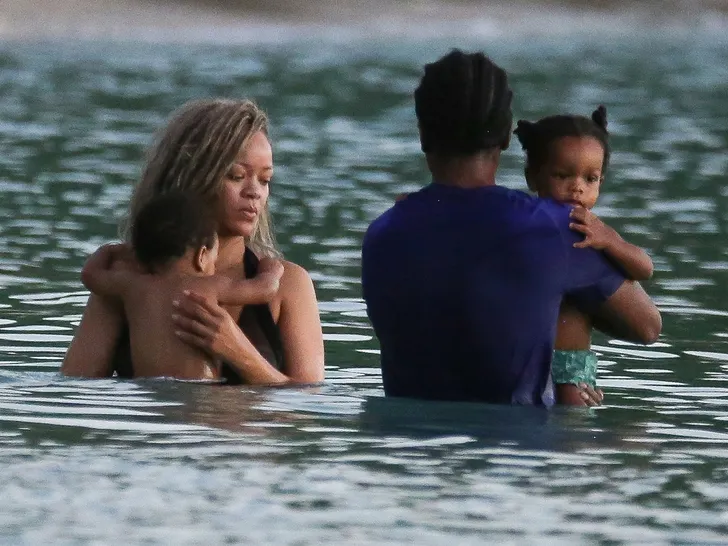 Rihanna Profite de la Plage à Barbade avec A$AP Rocky et leurs Enfants