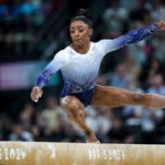 JO 2024 : Simone Biles triomphe à Paris, sa mère biologique demande pardon après 24 ans d'absence