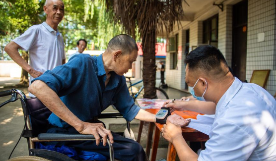  Chine : Renforcement des services de santé pour les personnes âgées dépendantes