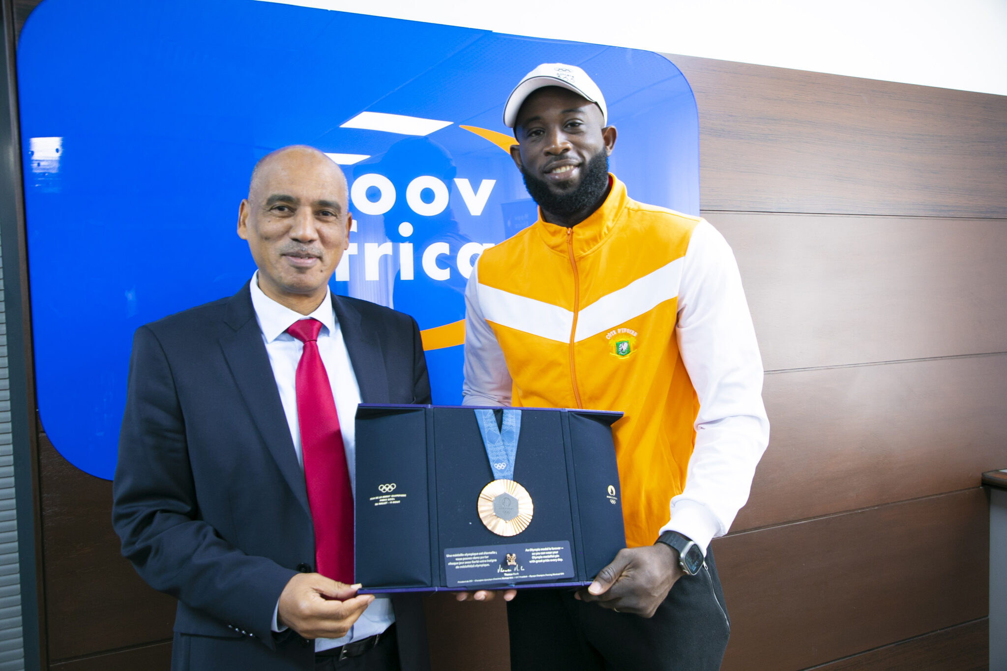 Cissé Cheick Sallah présente sa médaille olympique à MOOV AFRICA CI : Un partenariat couronné de succès